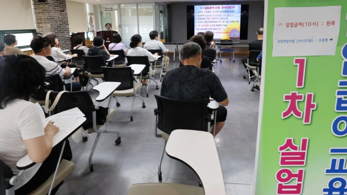 수급 조건은 근무 기간과 퇴사 사유 두 축으로 판단합니다