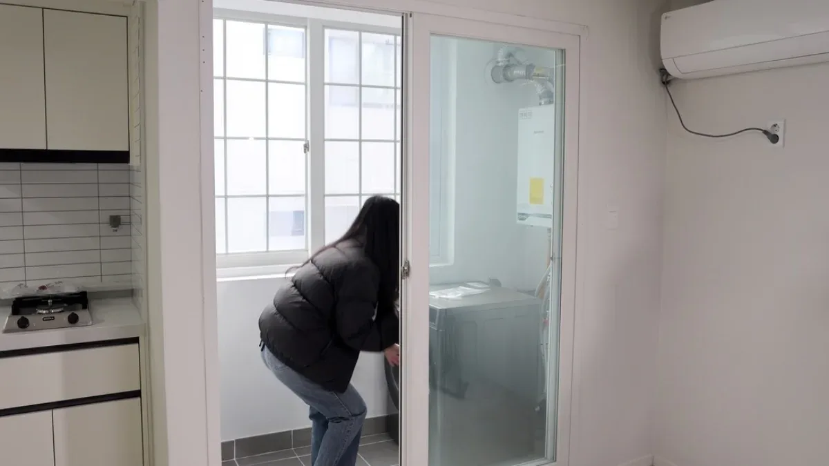 원룸 내부를 살펴보는 세입자